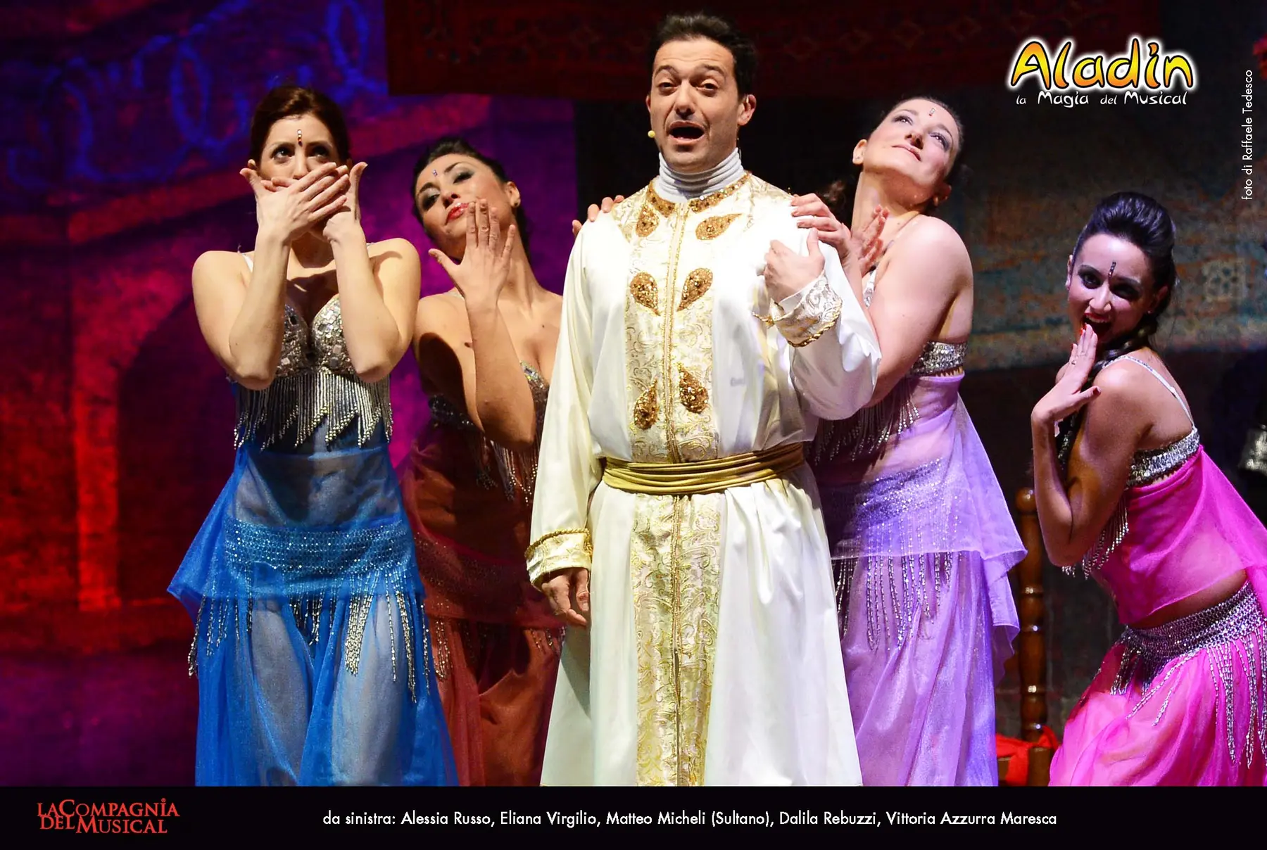 Scena corale di Aladin la Magia del Musical con il cast illuminato sul palcoscenico