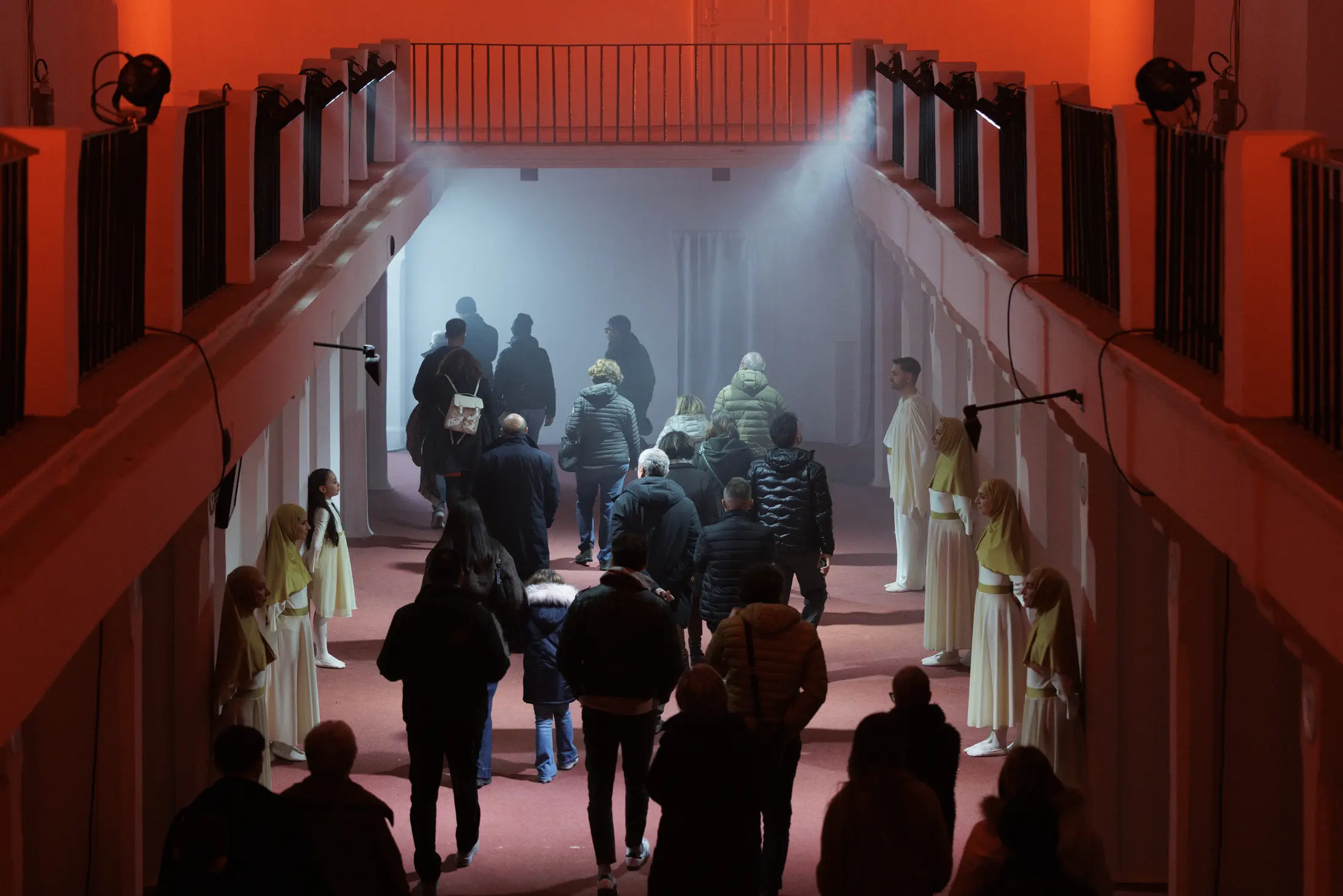 Il pubblico attraversa una scena immersiva di Benvenuti a Gaeta nella Santissima Annunziata