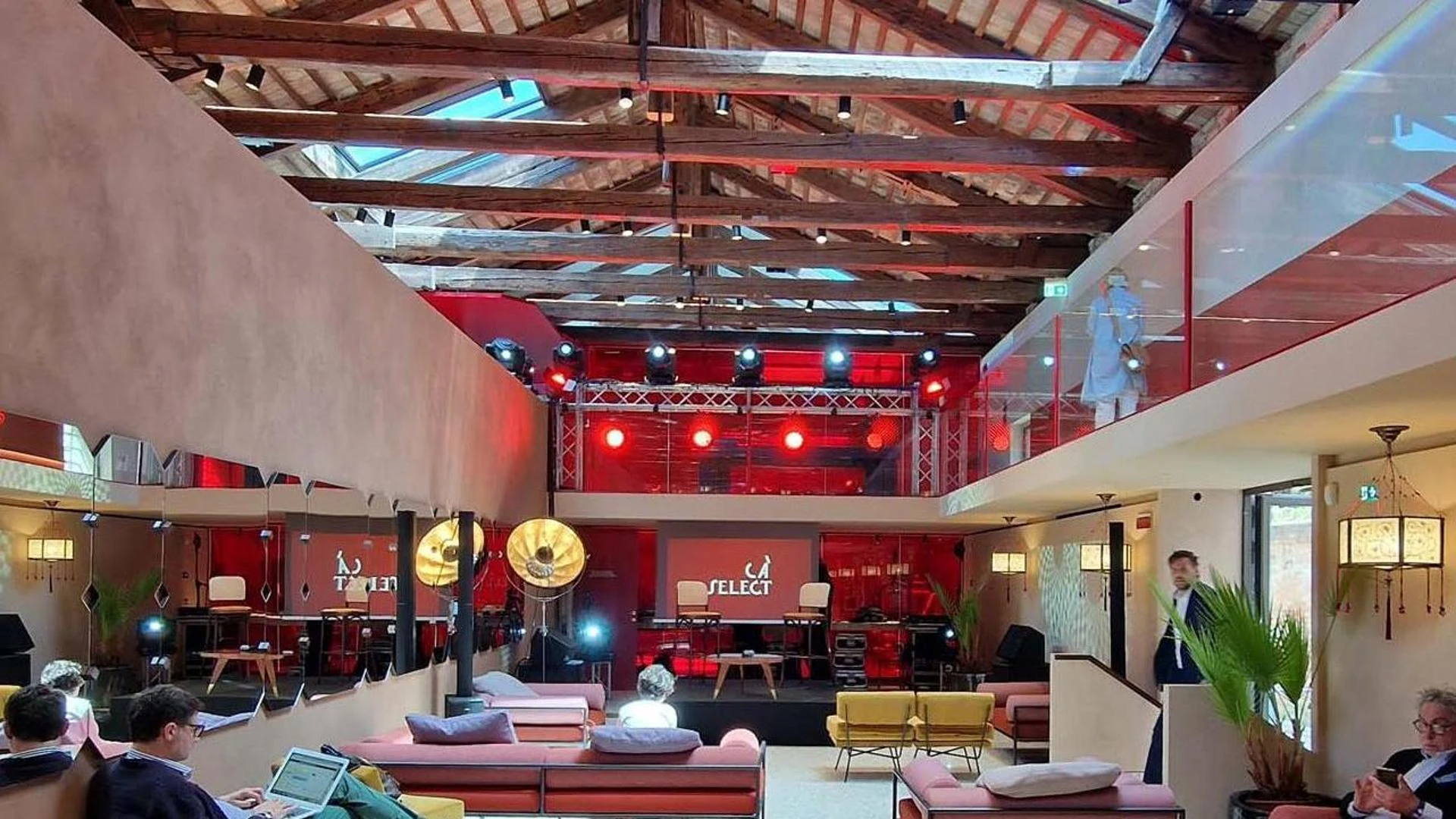 L’ambiente Cà Select Experience con le tecnologie audiovisive integrate