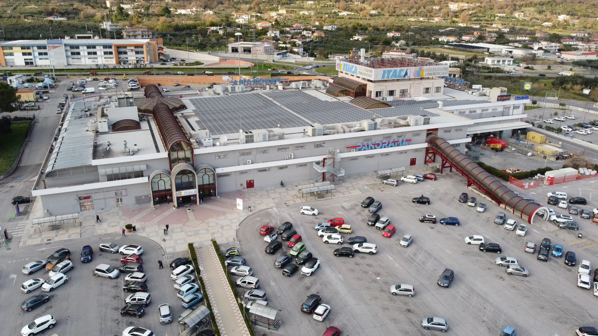 Ripresa aerea del Centro Commerciale Itaca durante il progetto di restyling