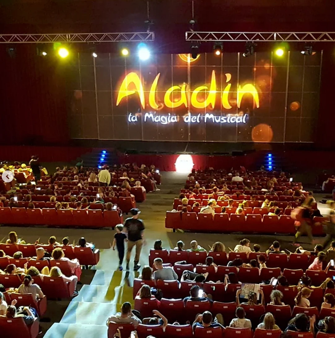 Il pubblico nel Gran Teatro di Magicland per Aladin
